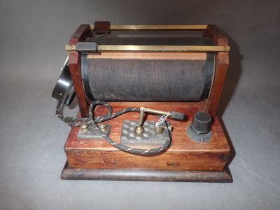 une machine à l'ancienne posée sur une table