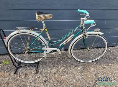 un vélo garé devant un garage