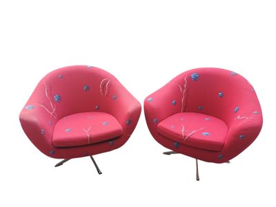 une paire de chaises roses ornées de fleurs bleues sur fond blanc