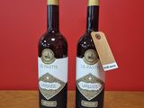 deux bouteilles de vin posées sur une table en bois