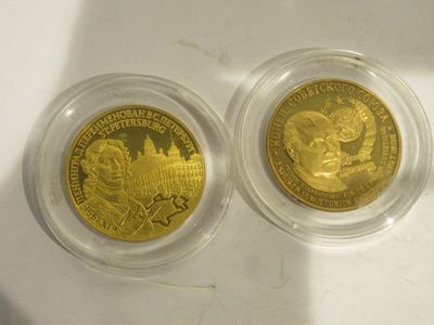 deux pièces d'or portant l'image d'un homme et d'une femme