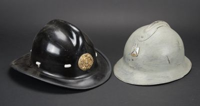 deux casques sont posés l'un à côté de l'autre sur une surface noire