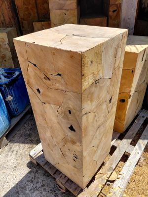 a large wooden block sitting on a pallet in the yard