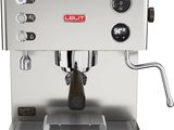 gros plan d'une machine à café sur fond blanc
