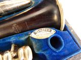 un gros plan d'un instrument de musique dans son étui