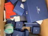 une boîte en carton remplie de boîtes bleues et rouges