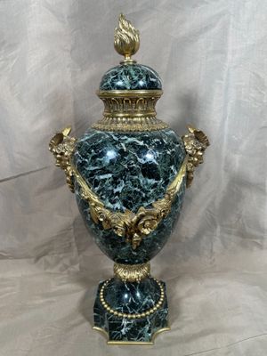 Vase en marbre vert monture de bronze ciselé et doré, le cou…