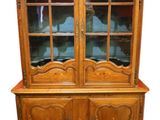 image d'un vaisselier en bois avec des portes en verre