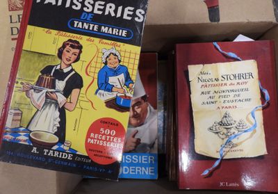 deux livres dans une boîte posée sur une table