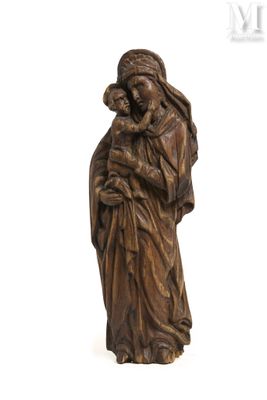 l'image d'une statue représentant une femme tenant un enfant dans ses bras