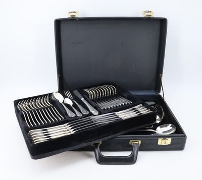 un coffret noir contenant de l'argenterie, sur fond blanc
