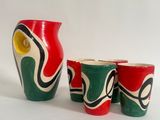 trois vases posés l'un à côté de l'autre sur une table