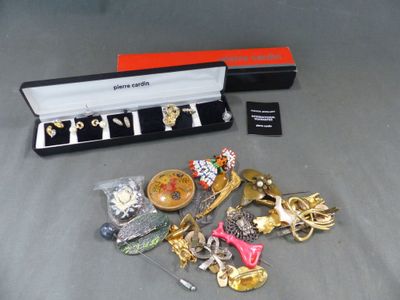 une boîte contenant tout un tas de bijoux, posée sur une table