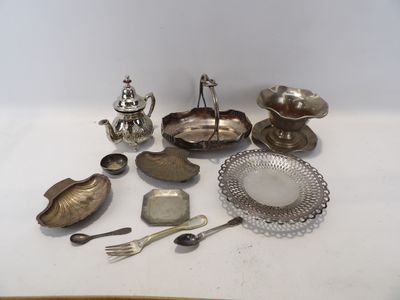 beaucoup d'objets en argent sur la table