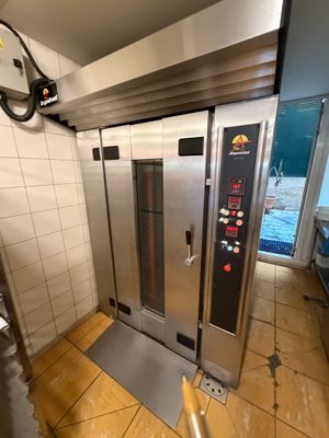 un four professionnel dans une cuisine professionnelle dotée d'un carrelage au sol