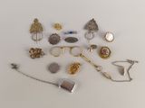 Plusieurs bijoux sont disposés sur une surface blanche