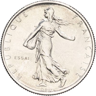 une image représentant une pièce d'argent sur laquelle figure une femme en train de marcher