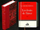 Le livre rouge est posé sur une table noire, à côté d'un livre rouge.
