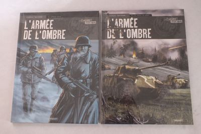 deux livres posés sur une table blanche, avec un aquarium en arrière-plan