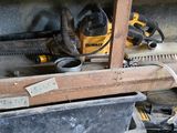 une photo montrant une pile d'outils posés sur une étagère