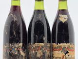 trois bouteilles de vin rouge posées côte à côte sur une table