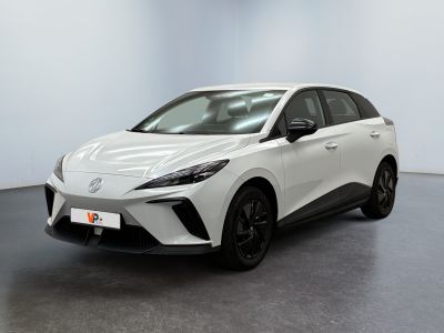 Une Toyota C-HR blanche est garée dans une pièce blanche