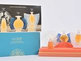 une boîte de parfums posée à côté d'une autre boîte de parfums