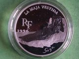 a close up of a silver coin with a dog on it