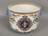 une tasse blanche ornée d'un motif bleu et or