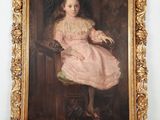 tableau représentant une jeune fille en robe rose assise sur une chaise