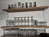 de nombreux verres sur les étagères de la cuisine