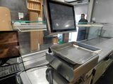 une cuisine avec un plan de travail et une télévision en arrière-plan