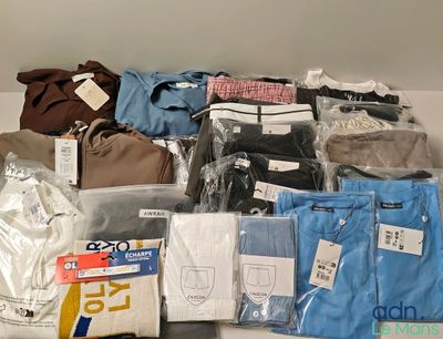 un lot de vêtements posés sur une table