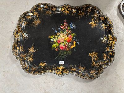 un plateau noir orné d'une peinture représentant des fleurs