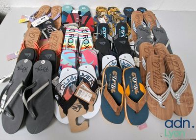 de nombreuses paires de tongs posées sur une table