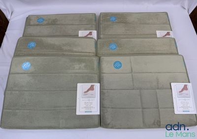 Plusieurs morceaux de tissu sont disposés sur une table blanche