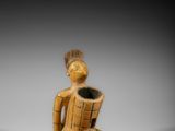 figurine représentant un homme avec un panier sur les genoux