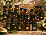 plusieurs bouteilles d'huile d'avocat posées sur une table en bois