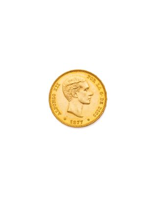 gros plan d'une pièce d'or sur une surface blanche