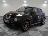 Le SUV Nissan Juke noir est garé dans une grande pièce