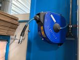 un tuyau bleu fixé au mur d'une pièce
