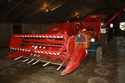 une grosse machine rouge garée dans un garage