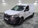 la camionnette blanche est garée sur le sol en damier d'une pièce