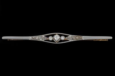 un gros plan sur une barrette en or blanc et diamants