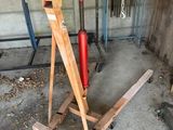 un extincteur rouge posé sur un support en bois dans un garage