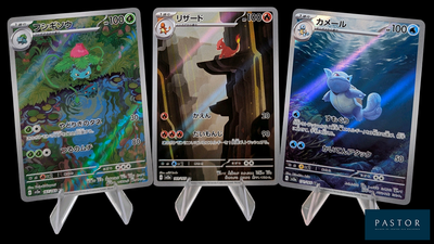 Quatre cartes Pokémon sont disposées en ligne sur un fond noir