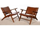 paire de fauteuils de salon en cuir avec structure et accoudoirs en bois