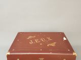 une boîte marron sur laquelle sont inscrits des mots, posée sur une table