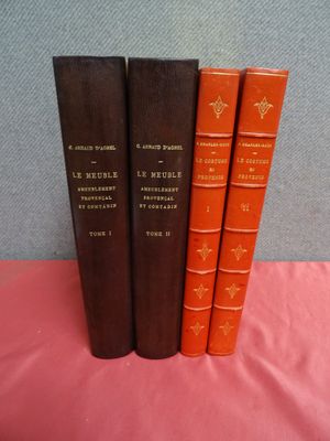 trois livres posés sur une table recouverte d'un tissu rose