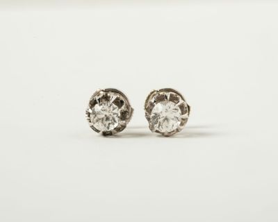une paire de boucles d'oreilles en diamant sur fond blanc